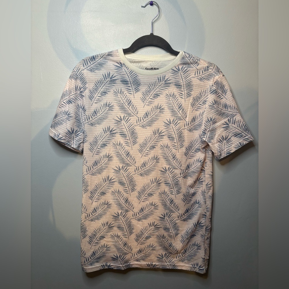 Goodfellow Men’s Leaf Pattern Tshirt Pink and Blue size Small